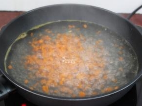 放入锅里，加适量的清水一起煮沸；
