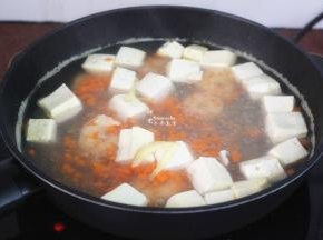 接着放虾仁、然后把豆腐切块入锅煮；