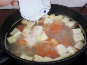 当虾仁、豆腐都熟了，改为大火，加点水淀粉勾芡；