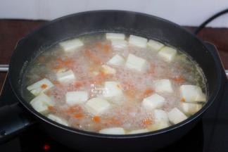 放盐，再次煮沸，防止黏锅，可以用勺子一边拌均一边煮；