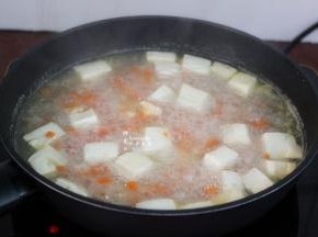 放盐，再次煮沸，防止黏锅，可以用勺子一边拌均一边煮；