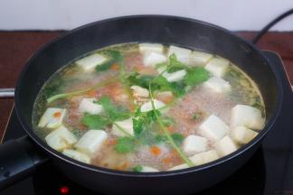 关火，放入香菜、香葱，即可出锅。