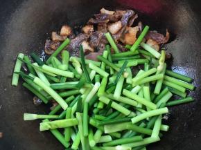 加入蒜苔炒均匀