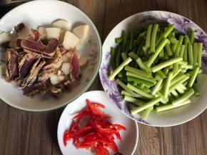 将腊肉洗净切薄片，红椒洗净去籽切丝，蒜苔洗净切寸段，备用