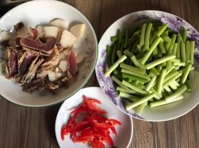 将腊肉洗净切薄片，红椒洗净去籽切丝，蒜苔洗净切寸段，备用