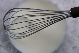 以上配方适用于学厨不锈钢8寸圆形慕斯圈一份的用量。
蛋糕胚：把牛奶和色拉油混合搅拌稍浓稠状。