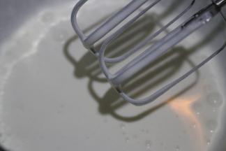 淡奶油打至5分发流动的状态，加入融化的吉利丁液，手动拌匀。