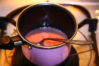 依次加热，温热搅匀即可，巧克力要加热至融化。小火边加热边搅匀以免糊底。