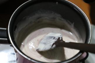 淡奶油分三次，分别加入步骤10中，每份100克。手动拌匀。剩下的淡奶油就是一格原味。