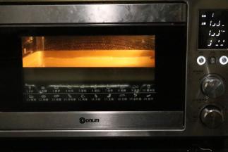 放入东菱烤箱中下层，上下火150度预热3分钟，烘烤25分钟，烘烤结束后取出倒扣在网架上待凉撒撕去油纸即可。