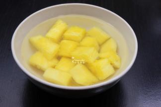 菠萝去皮切小块，放入盐水浸泡，菠萝盐水浸泡舌头不会麻，清香可口；