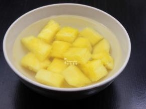 菠萝去皮切小块，放入盐水浸泡，菠萝盐水浸泡舌头不会麻，清香可口；