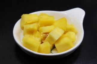 捞出浸泡的菠萝，沥干水，待用；