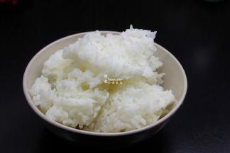 准备好一碗米饭，哈哈米饭最好要用饭勺弄散，我这是没用弄散的。