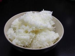 准备好一碗米饭，哈哈米饭最好要用饭勺弄散，我这是没用弄散的。