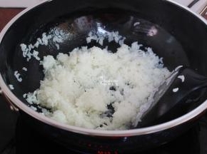 热锅，倒油，倒入米饭，炒至锅中的米饭在跳舞，有吧啦吧啦的响；