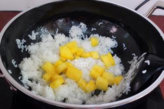 把准备好的菠萝块加入，翻炒；