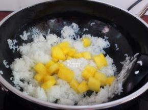 把准备好的菠萝块加入，翻炒；