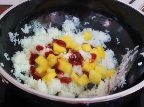 改为中小火，加入番茄酱，盐、糖继续翻炒；
