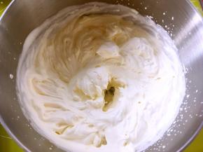 烤蛋糕的时间，打发淡奶油，淡奶油加入剩下的细砂糖，打发至淡奶油出现清晰纹路，不流动即可，之后入冰箱冷藏备用