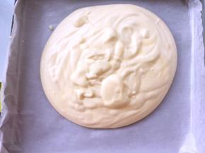 方盘铺油纸，将翻拌好的面糊抬高20厘米倒入模具内