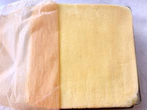 凉透的蛋糕卷揭掉油纸