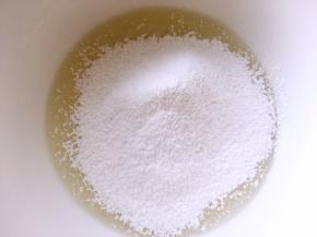 过筛低筋面粉，用蛋抽画Z字搅拌均匀