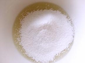 过筛低筋面粉，用蛋抽画Z字搅拌均匀