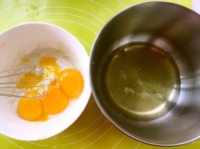 分离鸡蛋，蛋白打至干净容器，蛋黄加入到面糊中