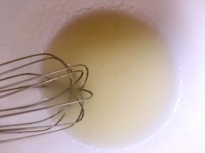 清水加牛奶用蛋抽快速搅拌均匀至乳化状态