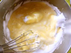 之后将翻拌好的面糊倒回蛋白糊中，继续用蛋抽翻拌均匀，最后再用刮棒将底下的面糊翻拌均匀