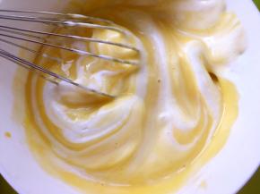 取三分之一打发好的蛋白，加入到蛋黄糊中用蛋抽翻拌均匀，烤箱预热170度