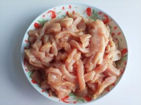 猪肉洗干净切小块。