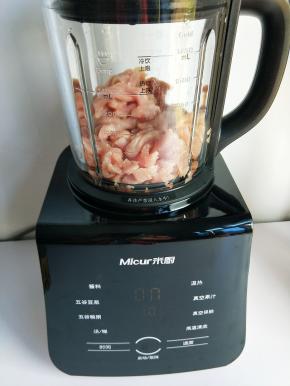 放入破壁机内搅成肉泥。