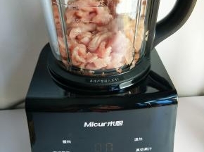 放入破壁机内搅成肉泥。