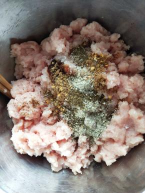 加入以上材料（除蜂蜜跟白芝麻之外）。