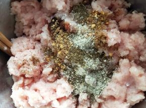加入以上材料（除蜂蜜跟白芝麻之外）。