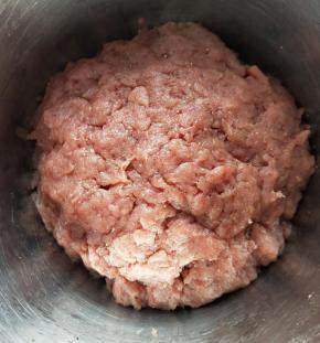 搅拌均匀，盖上保鲜膜，腌制一个小时。