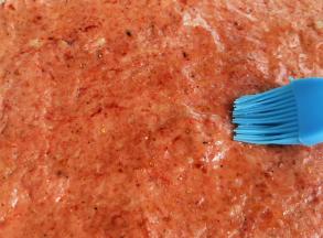 30克蜂蜜兑水，适量就好，不要太多。把肉脯取出，两面刷上蜂蜜水，再送入烤箱，5分钟。