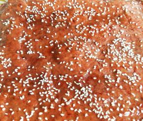 再次取出，刷一层蜂蜜水，撒上芝麻。再次送回烤箱，五分钟。