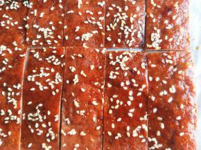 烤好的肉脯取出冷却，切块装盘。