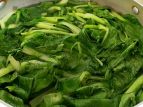 放入蔬菜，开小火