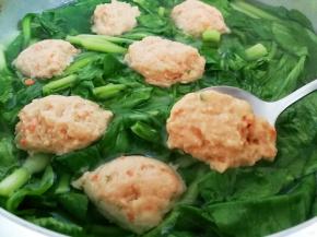 用勺子挖牛肉沫放进汤里面