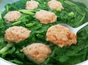 用勺子挖牛肉沫放进汤里面