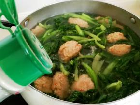 全部放进去后加入适量的盐和白胡椒粉，大火烧至丸子熟了就可以关火了