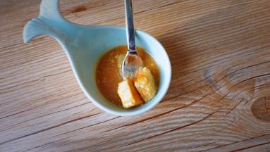 腐乳用叉子叉碎，与腐乳汁搅拌成酱汁状