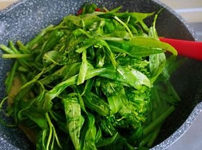 加入叶子部份翻炒均匀