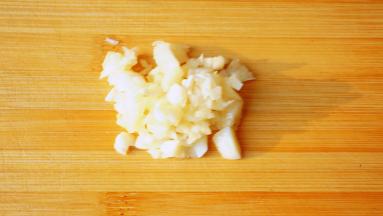 蒜瓣用刀拍碎，再切几刀