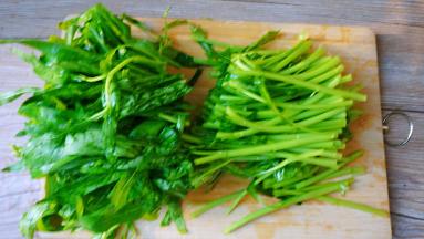 空心菜梗与叶切开，分开