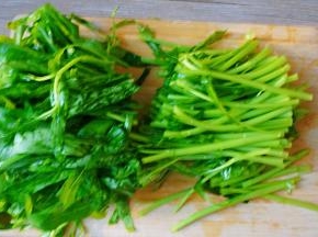 空心菜梗与叶切开，分开